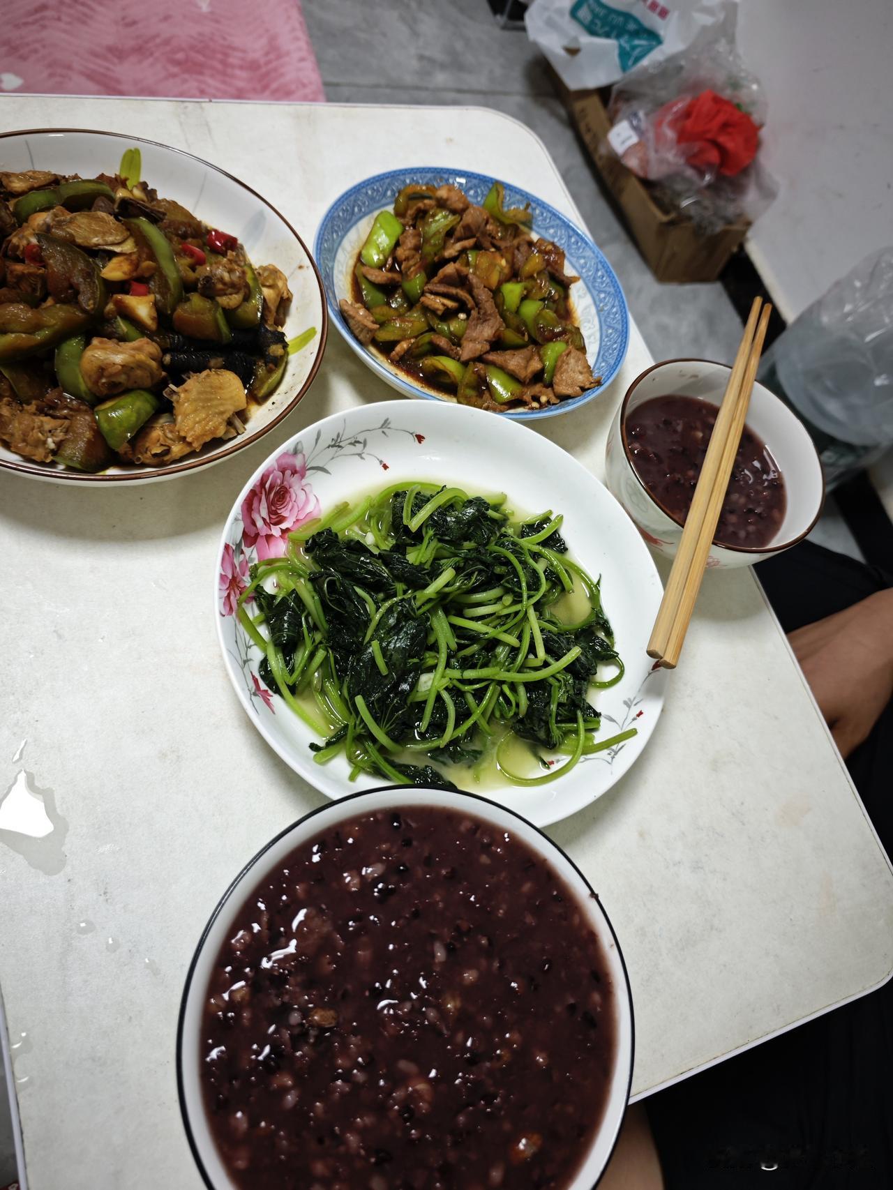 他说哪怕在外面吃饭，也没觉得在家吃的踏实呢，他说在家吃的饱一些，他晚上比较饿的，