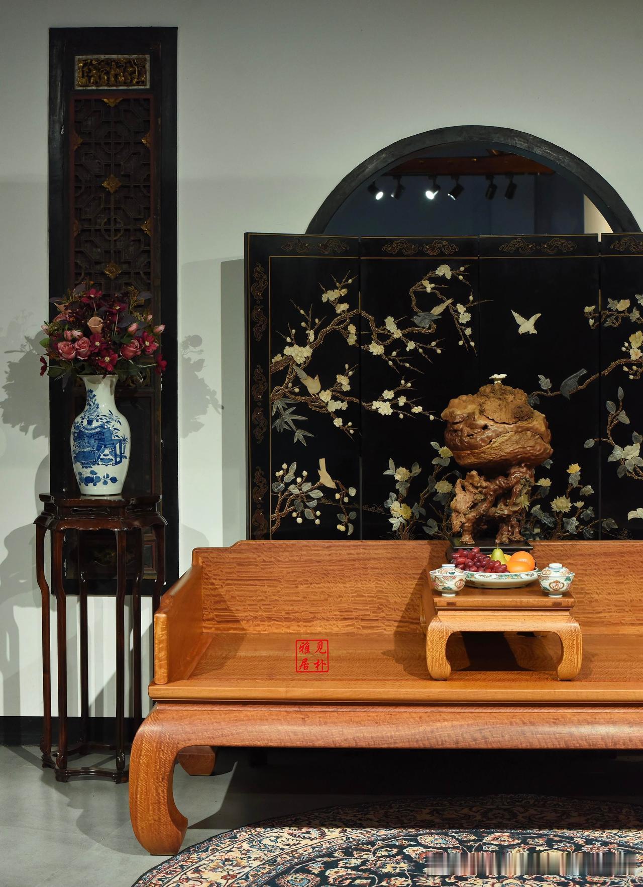 可坐可卧，宜赏宜酌｜缅花满水波独板罗汉床
明式独板罗汉床，满布流畅水波纹，原木温