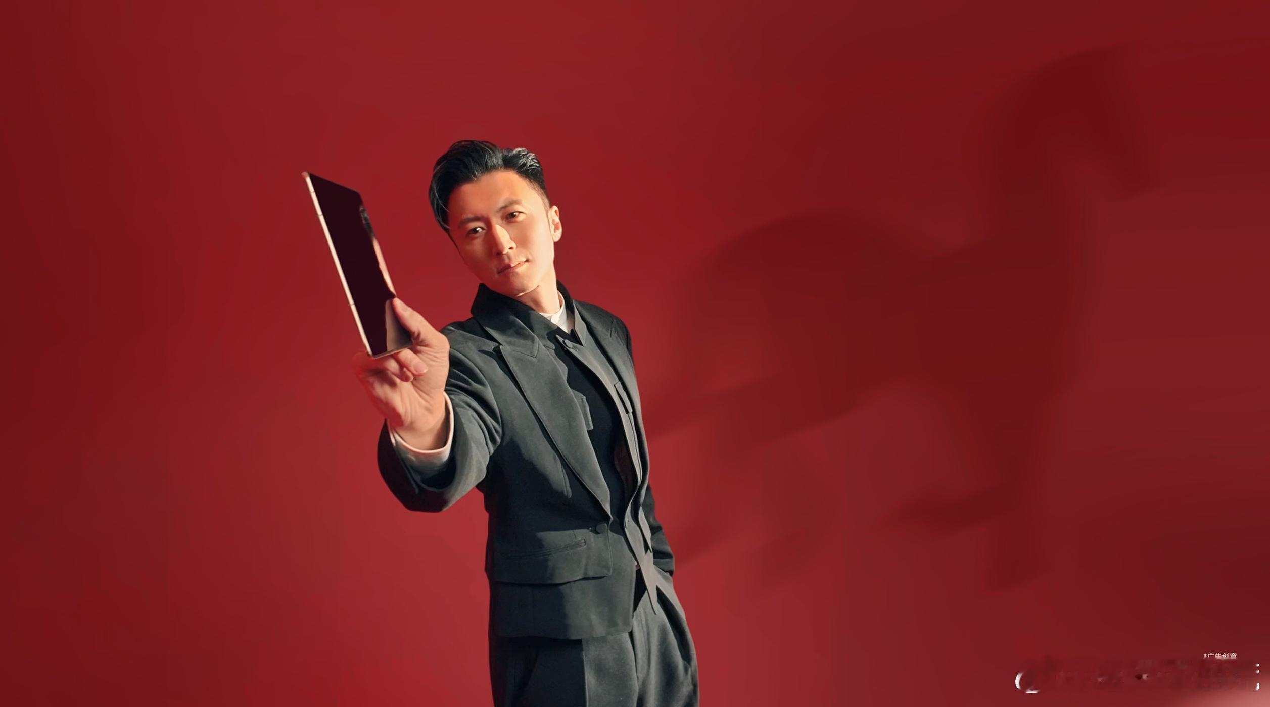 谢霆锋被粉丝调戏到红温 荣耀选谢霆锋当代言人，这波排面直接拉满，颜值气场双封神！