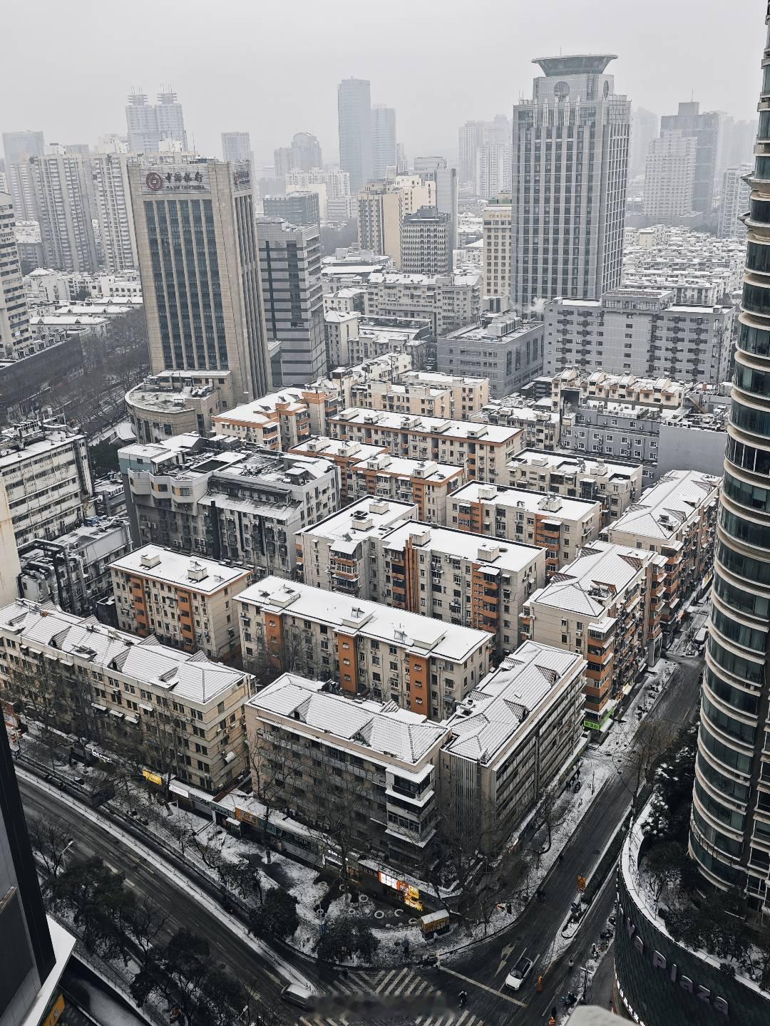 南京下雪南京这个城市天生就自带一些高级感，街道、道路两旁的树木看着都很有秩序下了