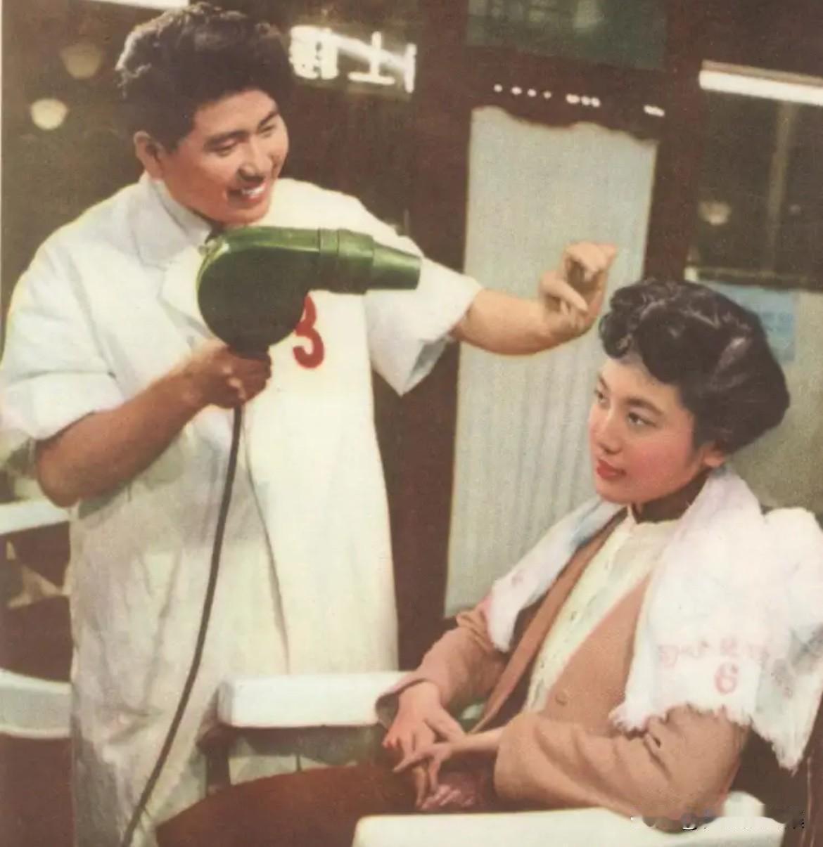 1957年，上海著名的“南京理发公司”特级理发师黄家宝先生为一位女顾客烫发的瞬间