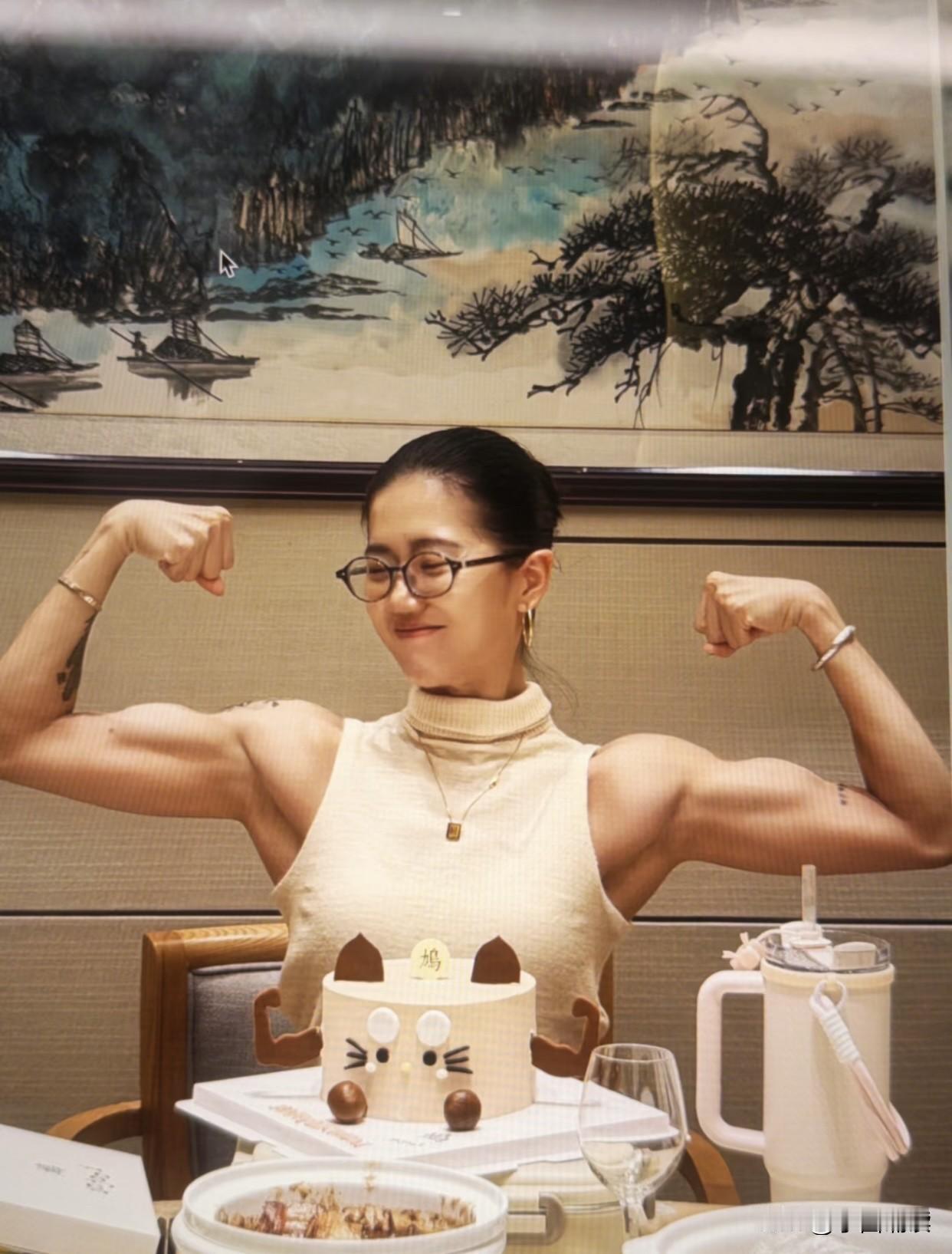 哇哇，看看这位大姐姐的肱二头肌，是不是要吊打无数的男子汉？