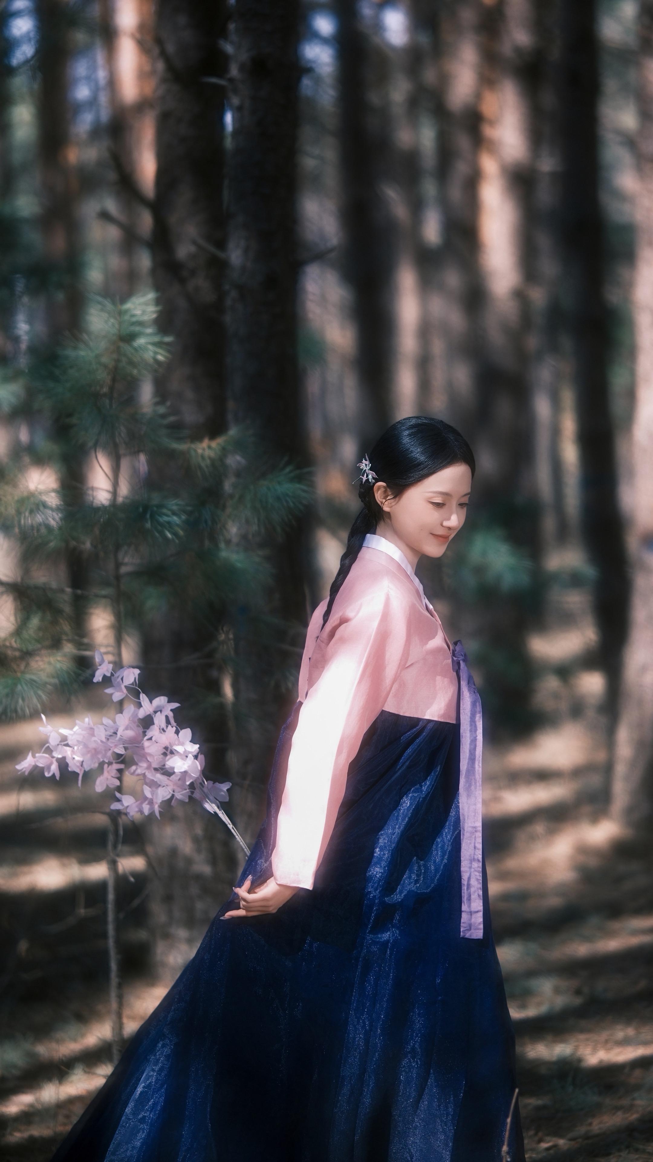 青山采花自逍遥。