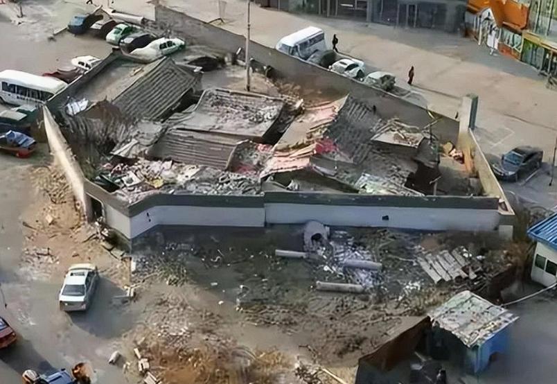 “北京‘最牛钉子户’！”2002年，为了迎接即将到来的奥运会，北京展开了大规模的