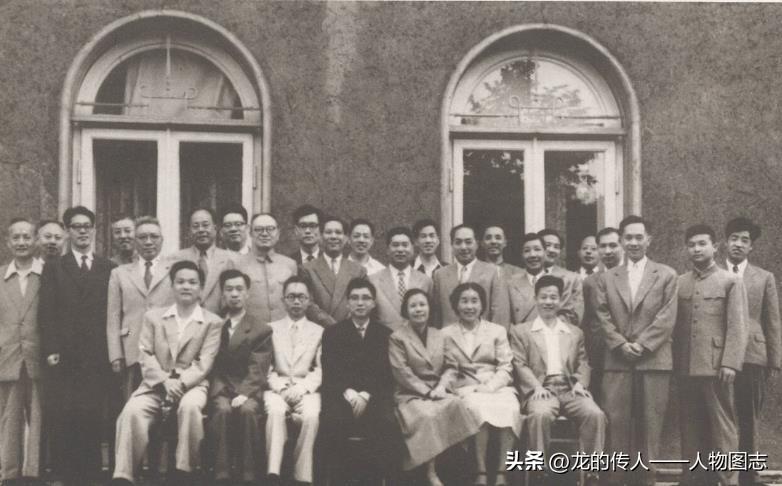 1958年7月3日至14日，张闻天(中排左五)在我驻捷克斯洛伐克使馆主持召开我驻