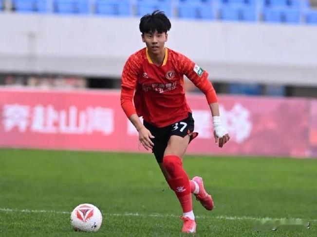 中国小将张家鸣租借加盟塞尔维亚沃日多瓦茨队… 据息，来自辽宁铁人的18岁中国小将