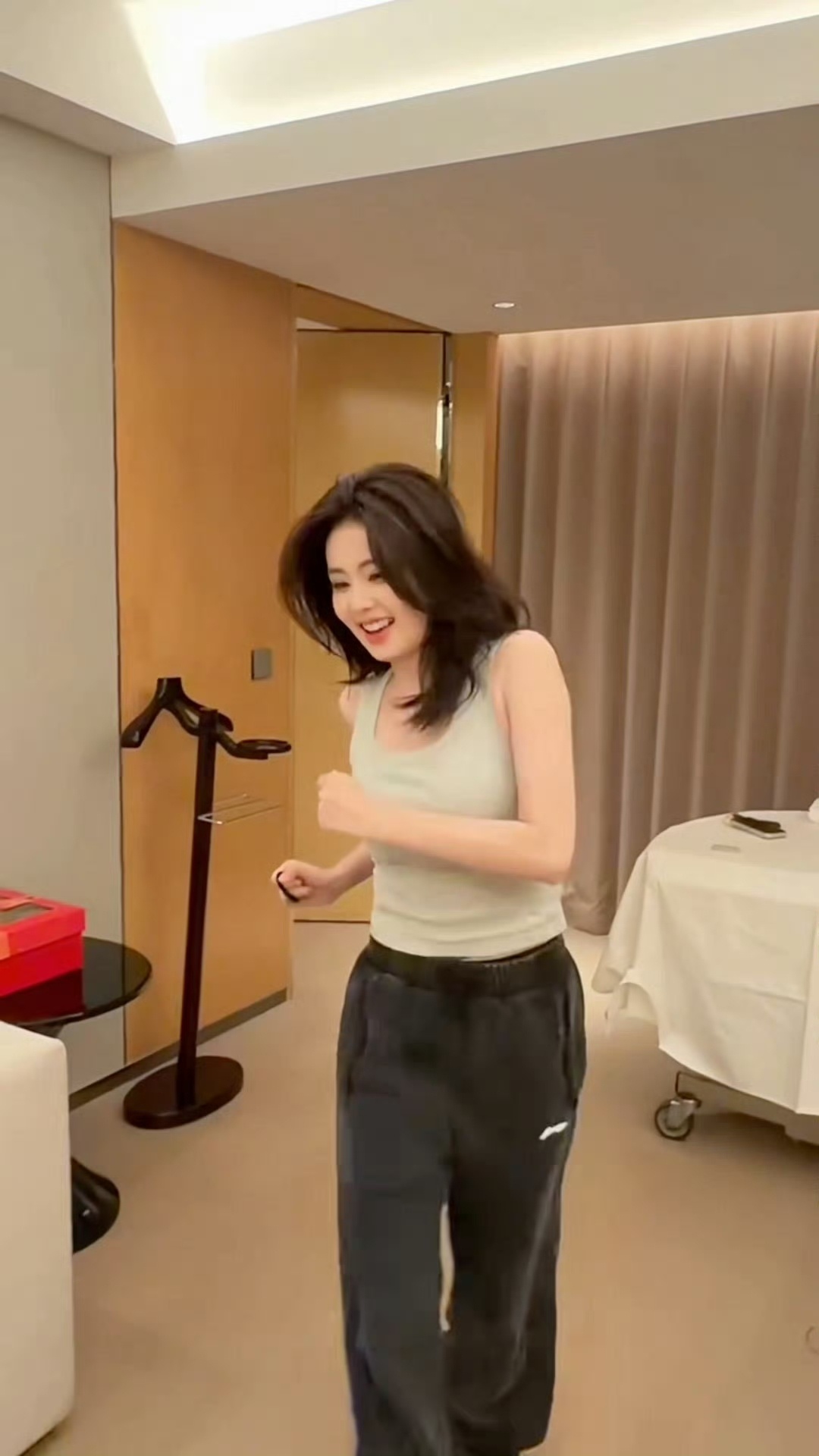 别再说我p图了，你看🦌姐跑的时候身上的赘肉duangduang的~ 