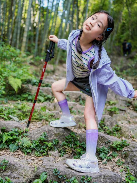 这凉鞋有什么魔力⁉️娃一穿就被“锁”住