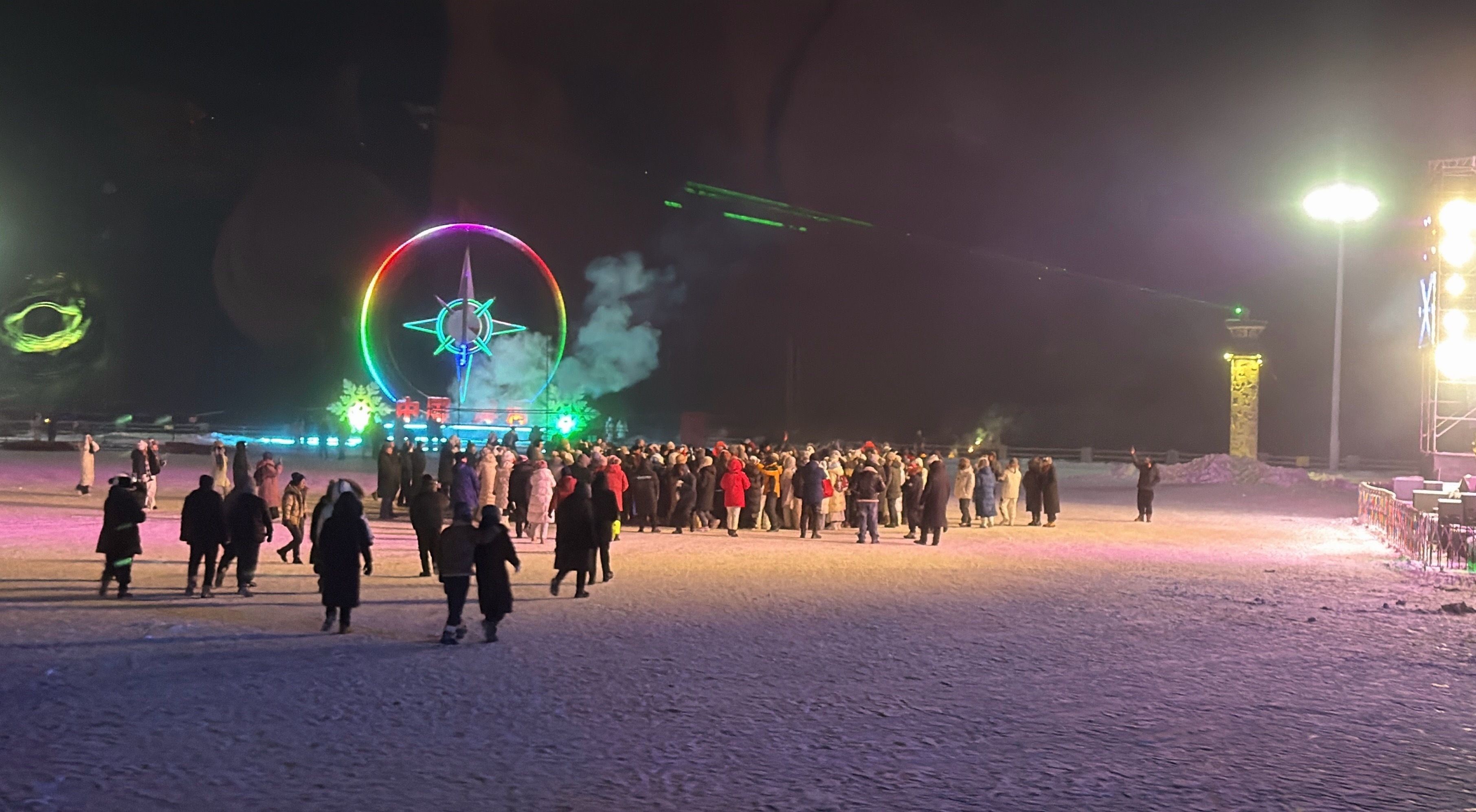 太牛逼了 -27℃的广场也这么热闹 漠河·北极广场-七星广场