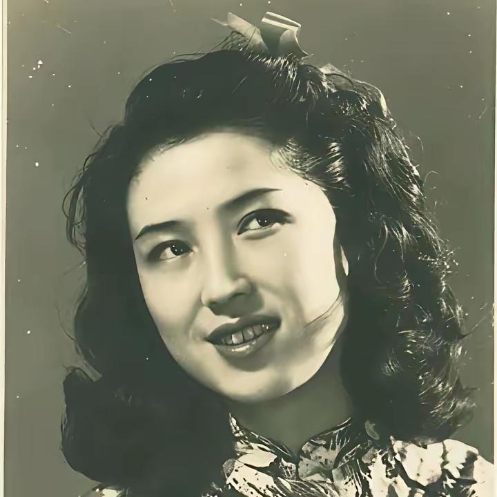 1965年，杜月笙的四姨太姚玉兰在外打牌时，顿感全身燥热，坐立难安，一时间心中升