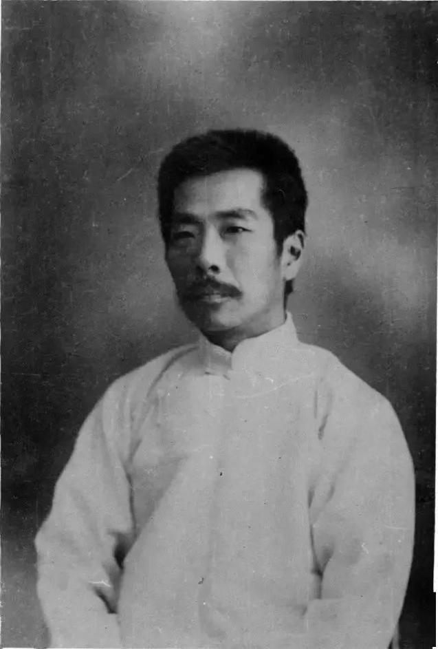 1930年，鲁迅收到报社给的稿费时，发现稿费少了很多，便写信询问，报社回复：“标