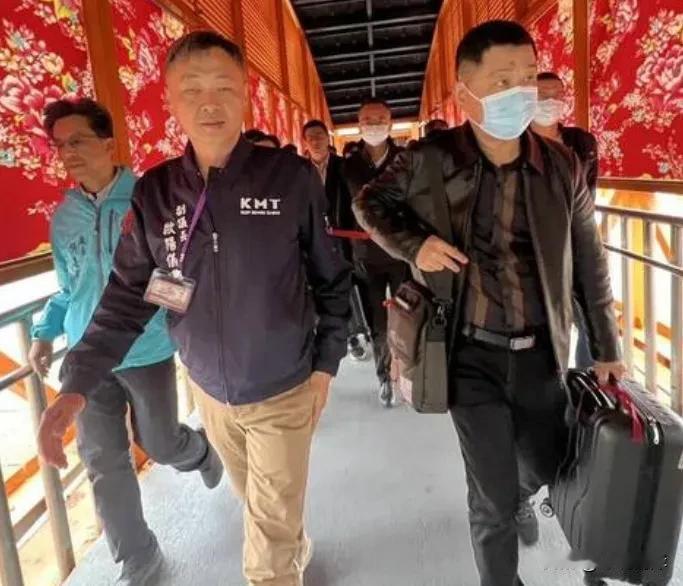 昨天双方的两场闭门会谈没有形成交集，这是预期之内的事情。民进党这帮人是斗性很强的