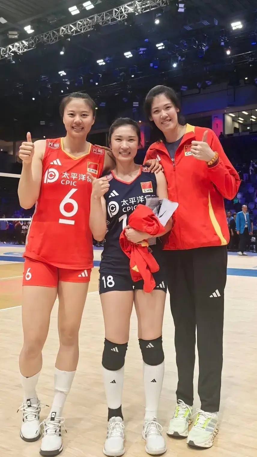 龚翔宇、李盈莹、王梦洁在一起合照，中国女排加油！ ​​​