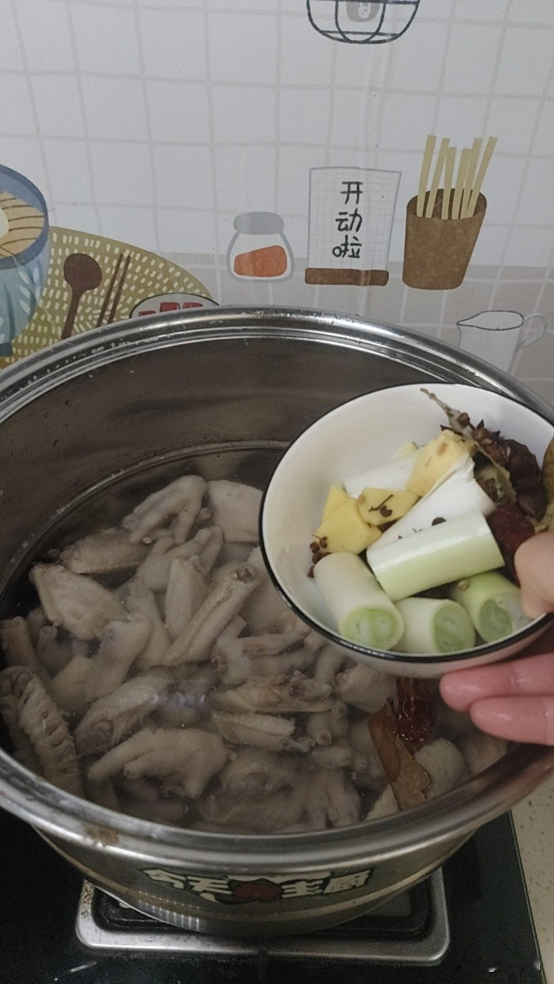 今日份任务，炖鸡爪是女儿点名要给她做好囤起来吃的，基本是我在她心中的妈妈菜。
