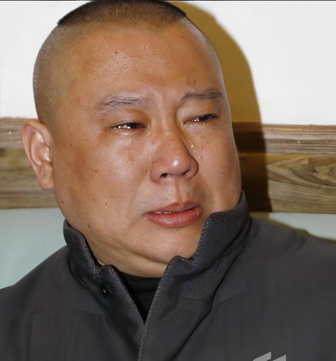 1995年，郭德纲第三次闯北京，经常穷到连房租都交不起。房东在门外砸门踢门骂街，