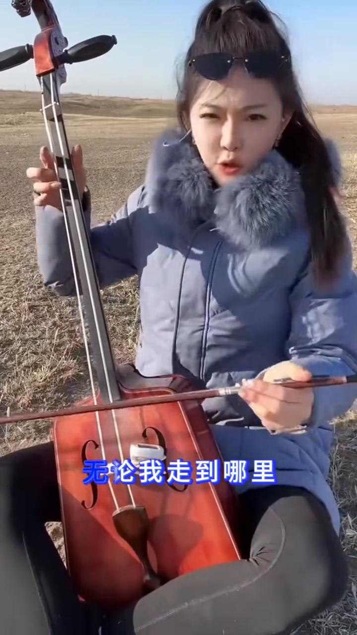 《草原恋》演唱齐峰。
《草原恋》演唱齐峰。
草原啊草原啊我可爱，我生命的摇篮，你