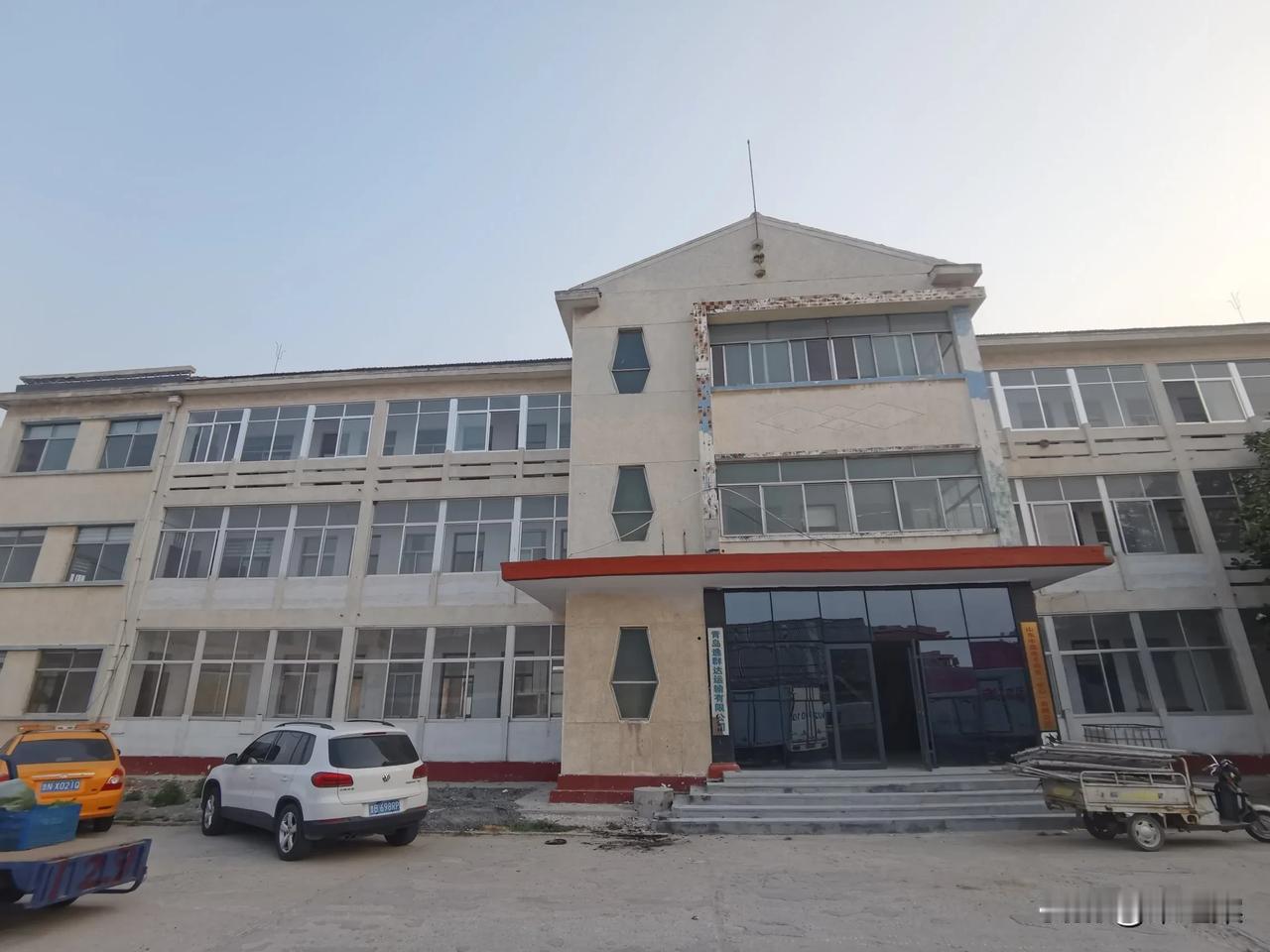 与姜家疃市场一路之隔，有一家曾经很是红火的葡萄酒厂，而今尚存办公楼和部分厂房，狮