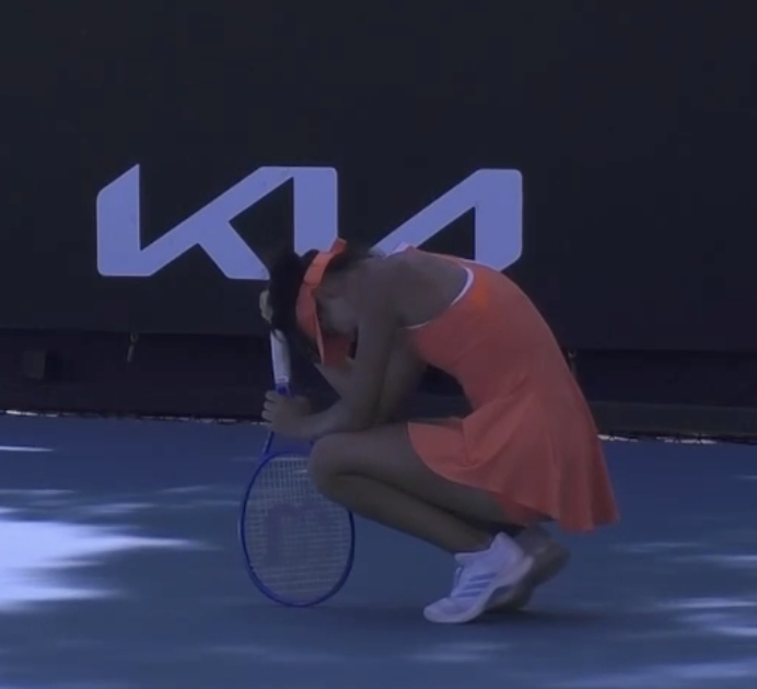 澳网青少年组女单1/4决赛，🇨🇳孙心然苦战三盘浪费发球胜赛局，6-3/5-7