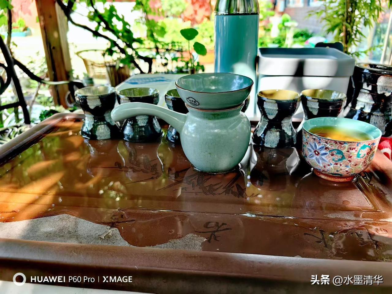 光影交错
此刻的寂静多好
闲而安然
淡而清欢
原来
心安了
连日光都美的不像话