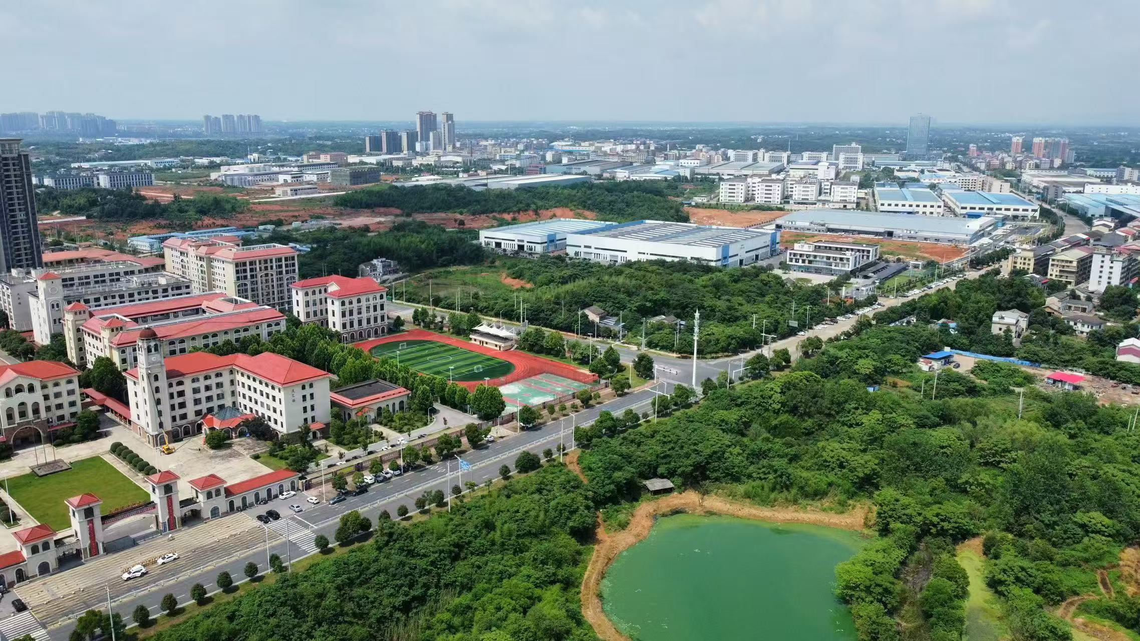 湖南这所中学又一次火出圈了 盛夏的洋沙湖，是一卷正被天地徐徐铺展的篇章。荷风摇曳