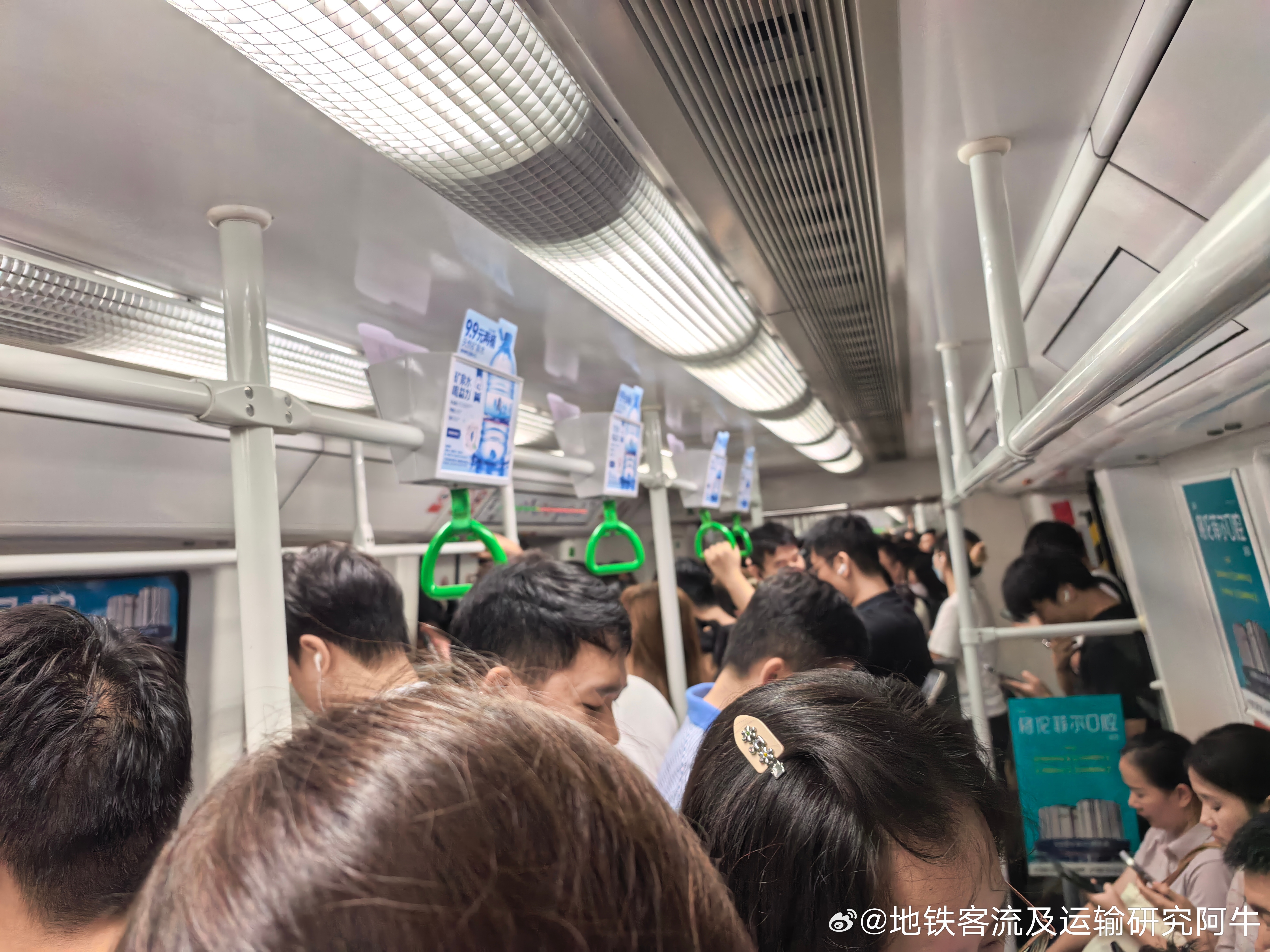 深圳地铁  网友：2026年8月31日（周一，雨）19：16分，深圳地铁1号线深