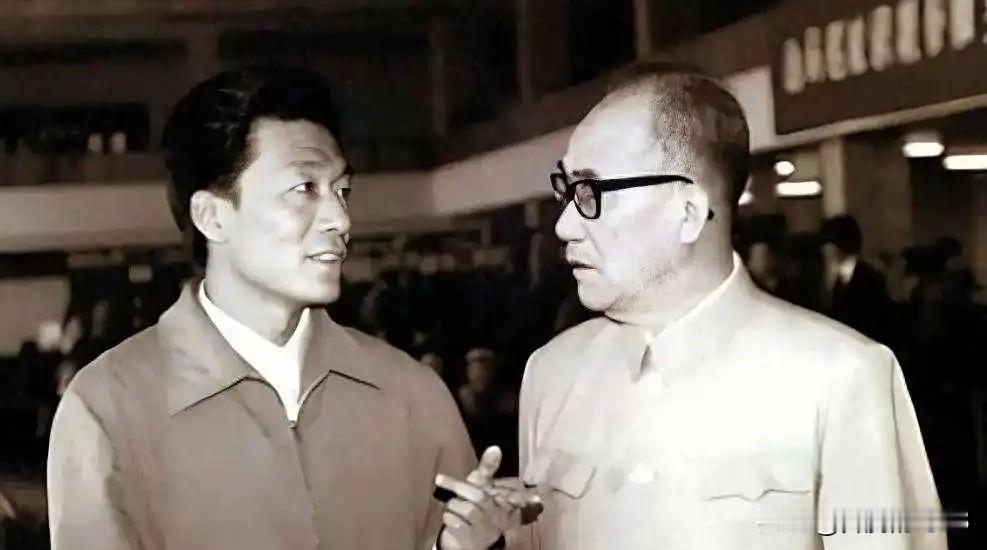 相声大师侯宝林之子侯耀文生前回忆过侯宝林先生对他的一段深刻教诲。
有一次，侯耀文
