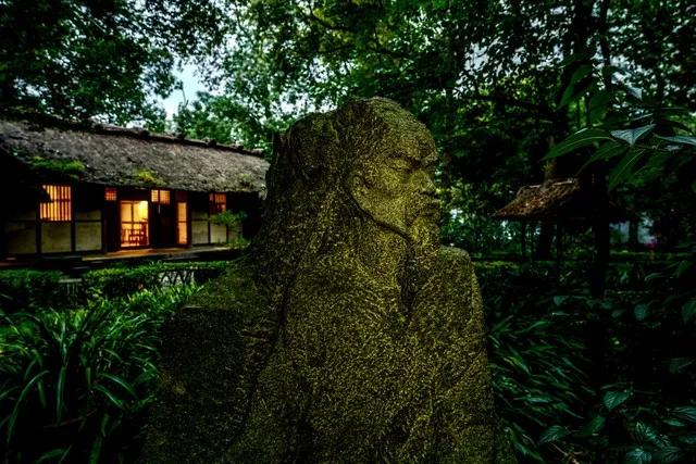 新唐书评价杜甫说：至甫，浑涵汪茫，千汇万状，兼古今而有之。意思是杜甫的诗歌内容浑