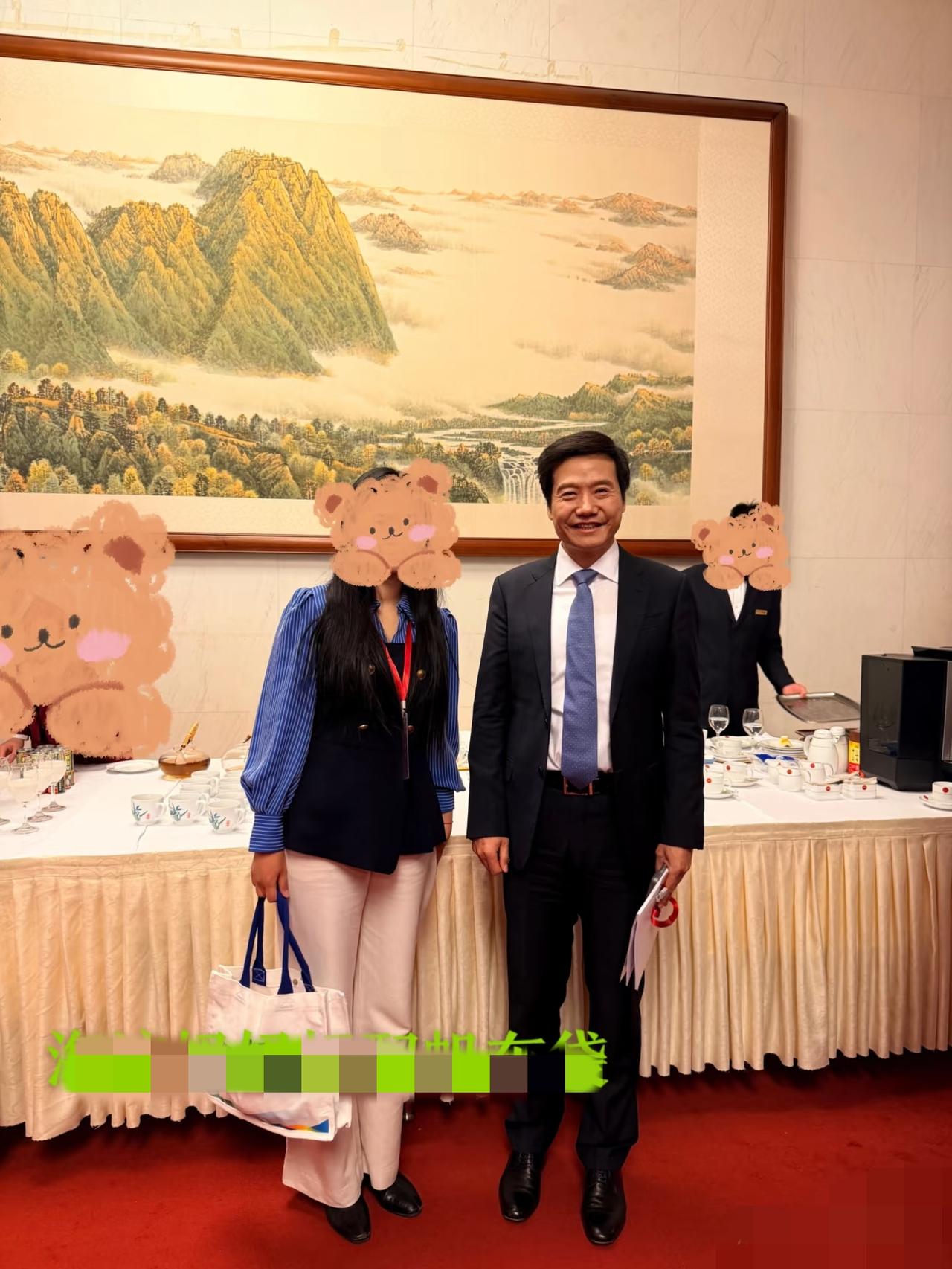 雷军近照好老，与前一年最火时相比，仿佛老了十几岁!

1月29日，雷军出现在了北