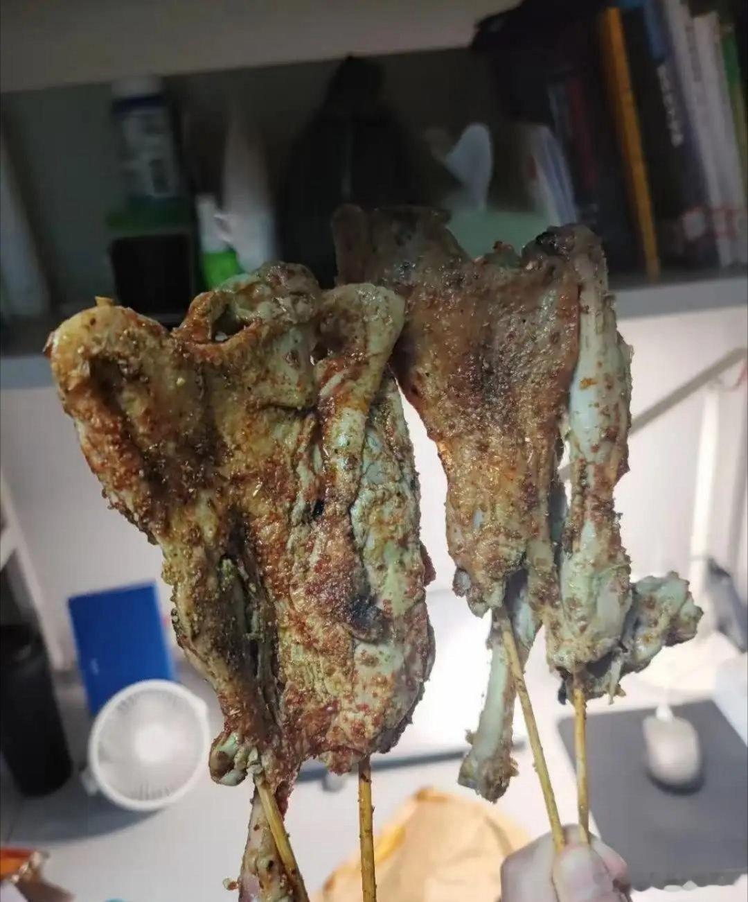 鹅腿阿姨 止泻药鹅腿阿姨儿子说不吃滚出去鹅腿阿姨卖的是鸭腿 这个瓜吃的我快吐了…