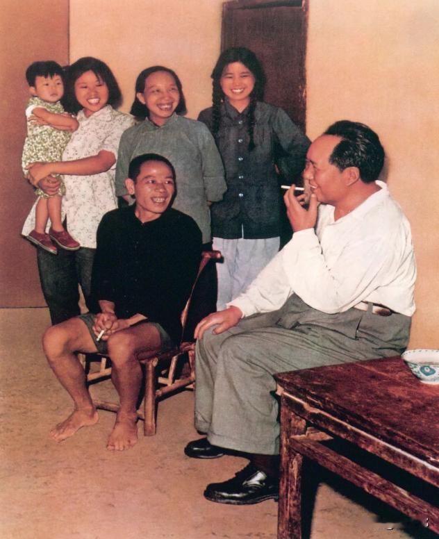 1959年，阔别家乡32年的毛泽东，终于再次踏上韶山冲的土地。从1927年离家投