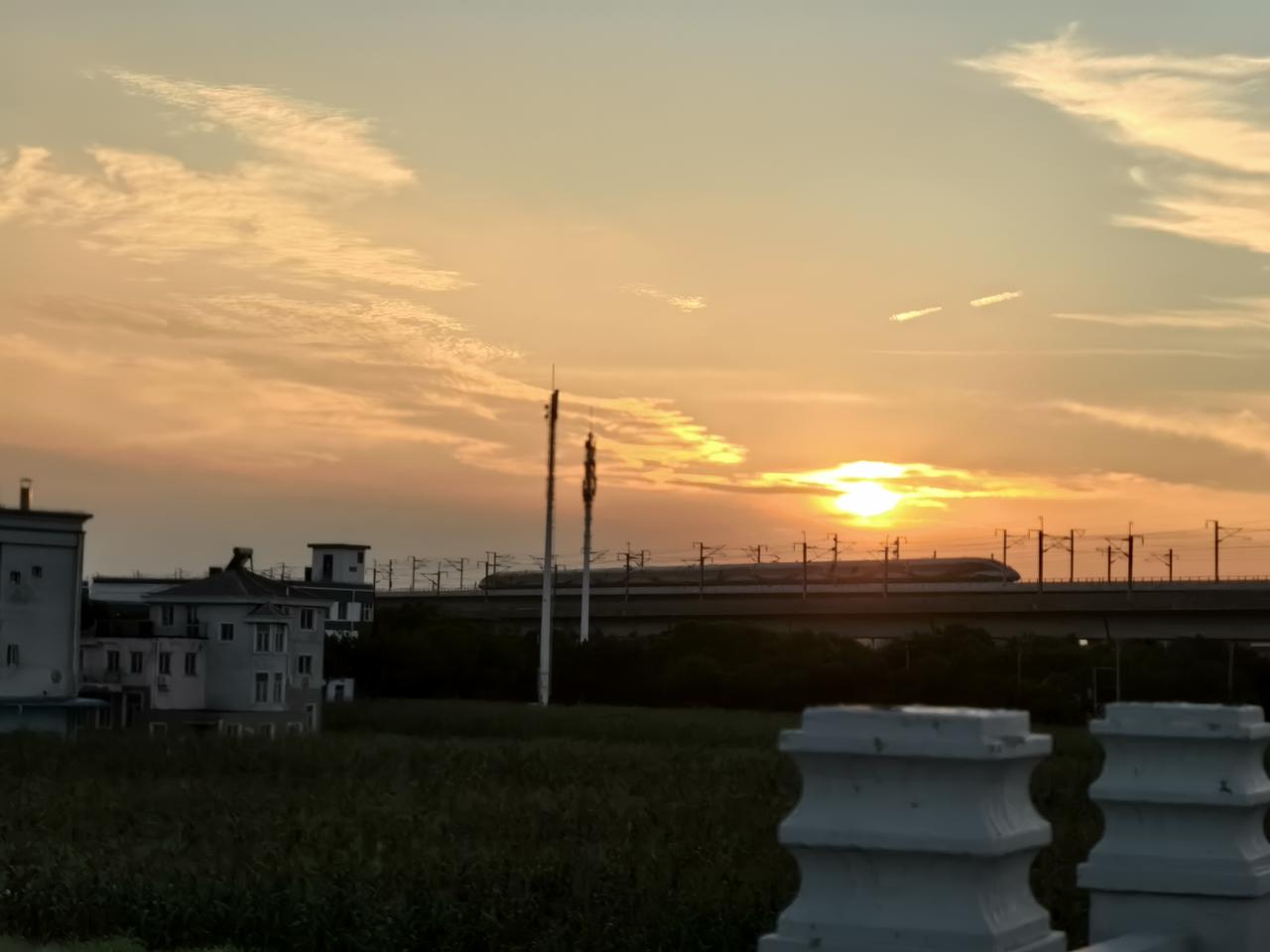 首先要接纳真实的自己。别老跟自己的不完美较劲，像那些外貌不出众却内心善良、不善社