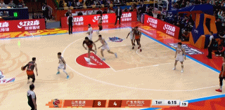我居然有点期待麦考尔赶紧被吹5次犯规下场。山东男篮vs广东男篮