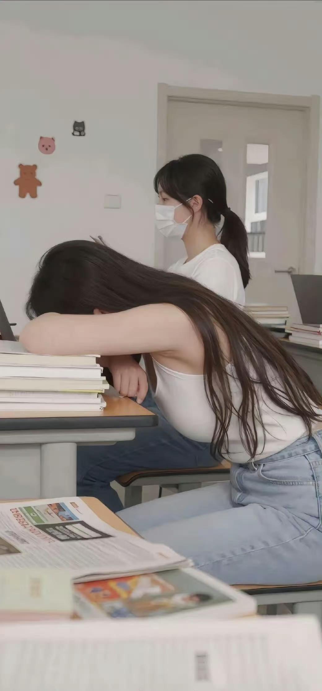 当了牛马才知道
上学的日子最舒服
想睡懒觉就睡懒觉
如今忙着奔波
再也回不去
那