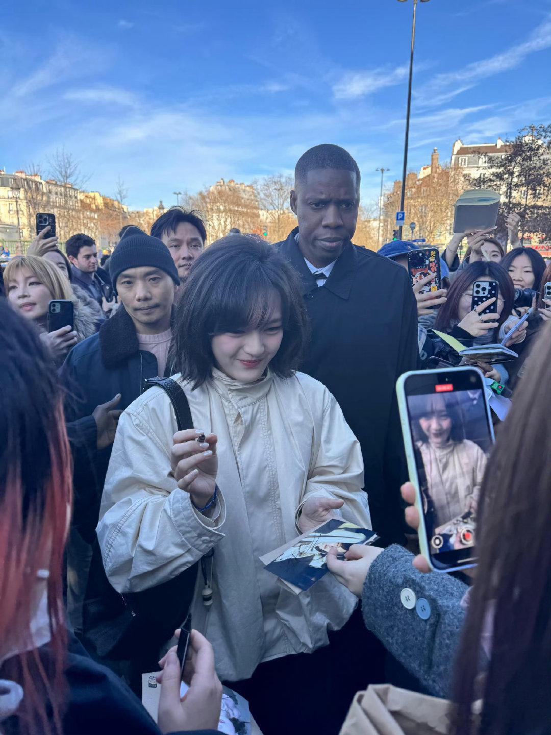 文淇的蓝色手链文淇手链由难民女性工匠亲手制作 蓝色手链简约又有力量，每一处细节都