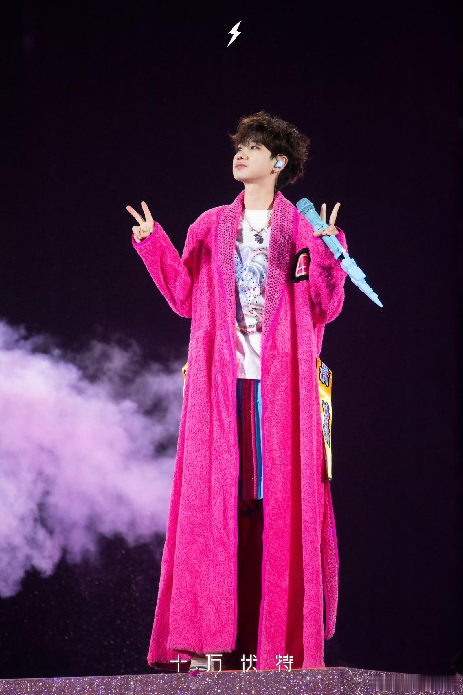 汪苏泷独自和空场馆告别  瞧那，汪苏泷在十万伏特苏州站演唱会收官时，独自面对空荡