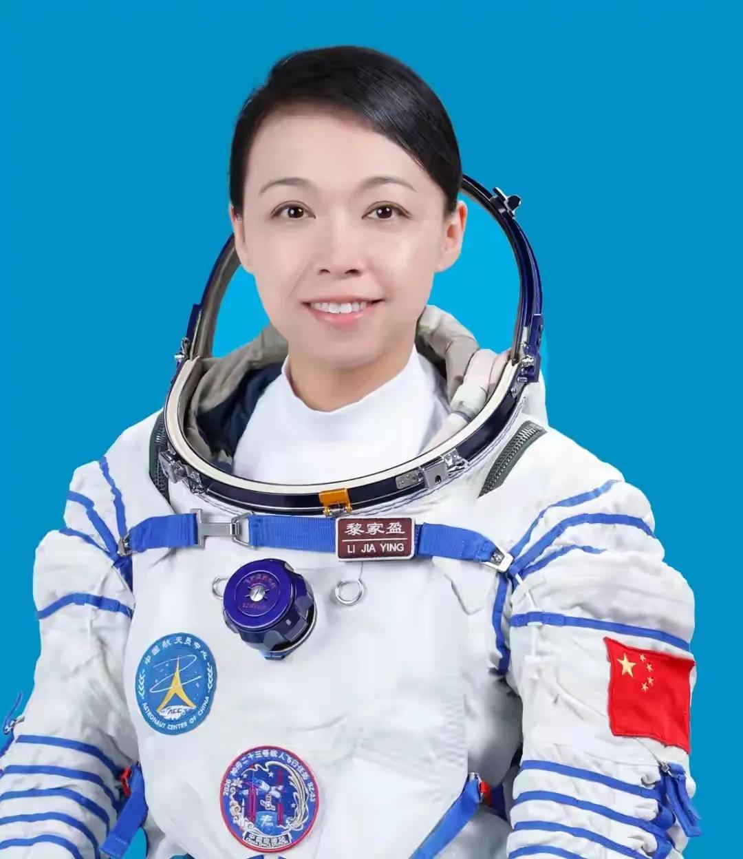 自香港的黎家盈，比指令长朱杨柱和02航天员张志远还要大四岁
神舟二十三号乘组的媒