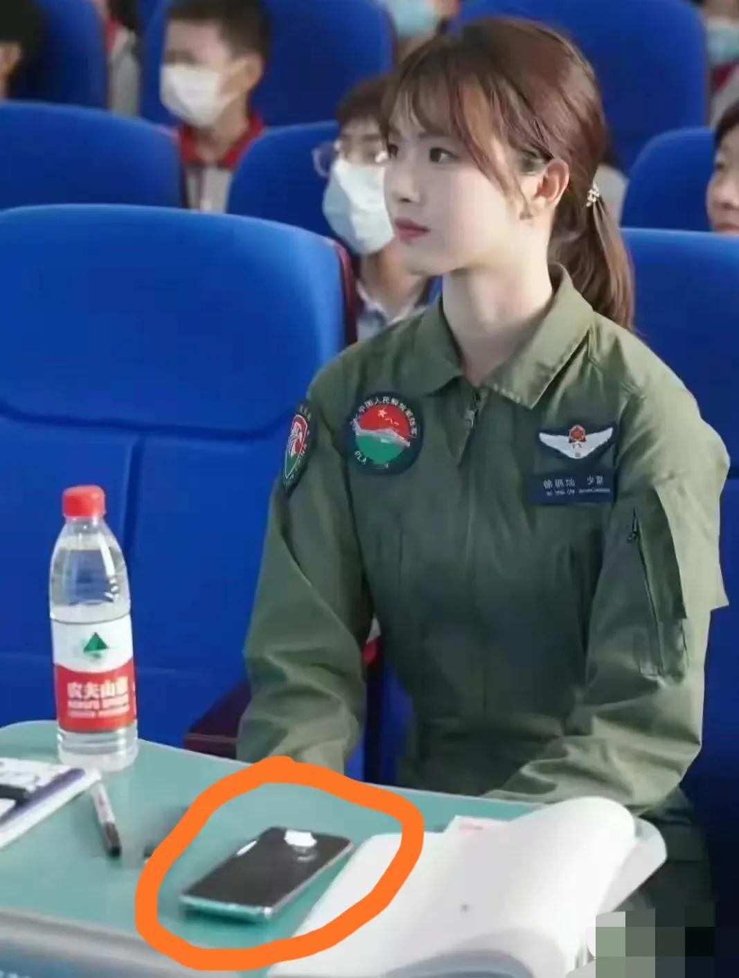 没看明白！你看，徐枫灿在室内和室外的两张照片，有一个共同“看点”，你知道是什么吗