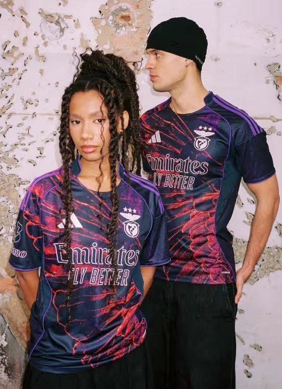 賓菲加同創作人 Vhils 聯乘合作推出特別版波衫，鷹翼圖案設計同配色都唔錯🦅