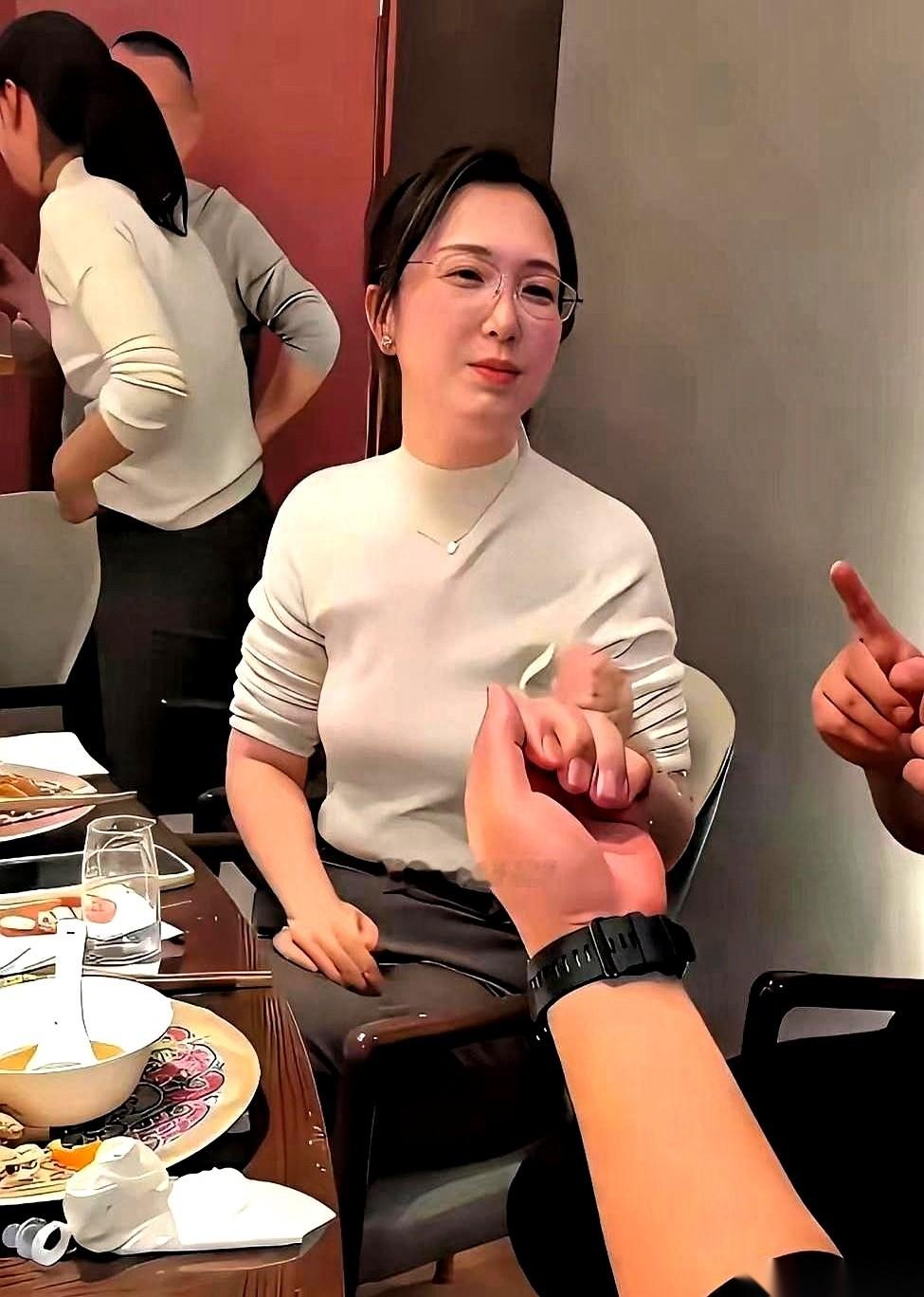 同学聚会，酒喝到一半，一个哥们儿突然举起手机。
镜头没对准一桌子好菜，也没扫过一