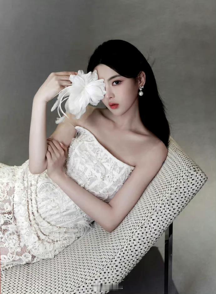杨超越一袭白色抹胸长裙，太漂亮太仙了，
似一条灵动的美人鱼🧜‍♀️，曼妙身姿，