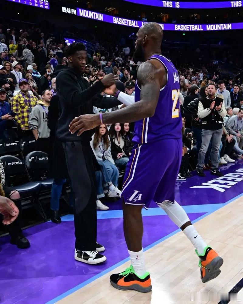 明年的热门新人更新X，晒出一张和湖人球员的合影与球迷分享。“！”AJ-迪班察附文