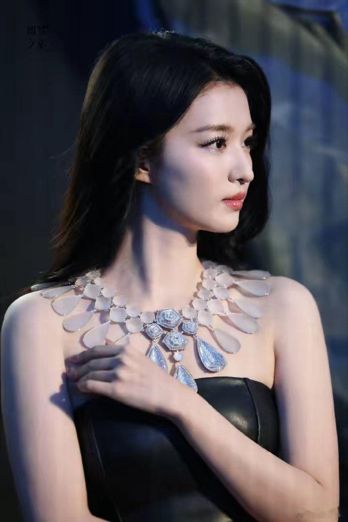 王楚然不愧是刘亦菲接班人，穿黑裙高贵仙气，身材珠圆玉润太美了 