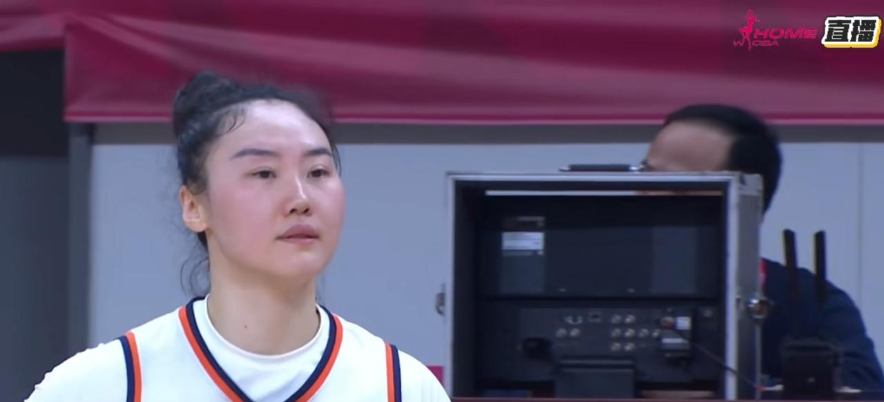 WCBA2025 - 2026赛季，新疆女篮的武桐桐表现堪称惊艳。在进攻端，她火