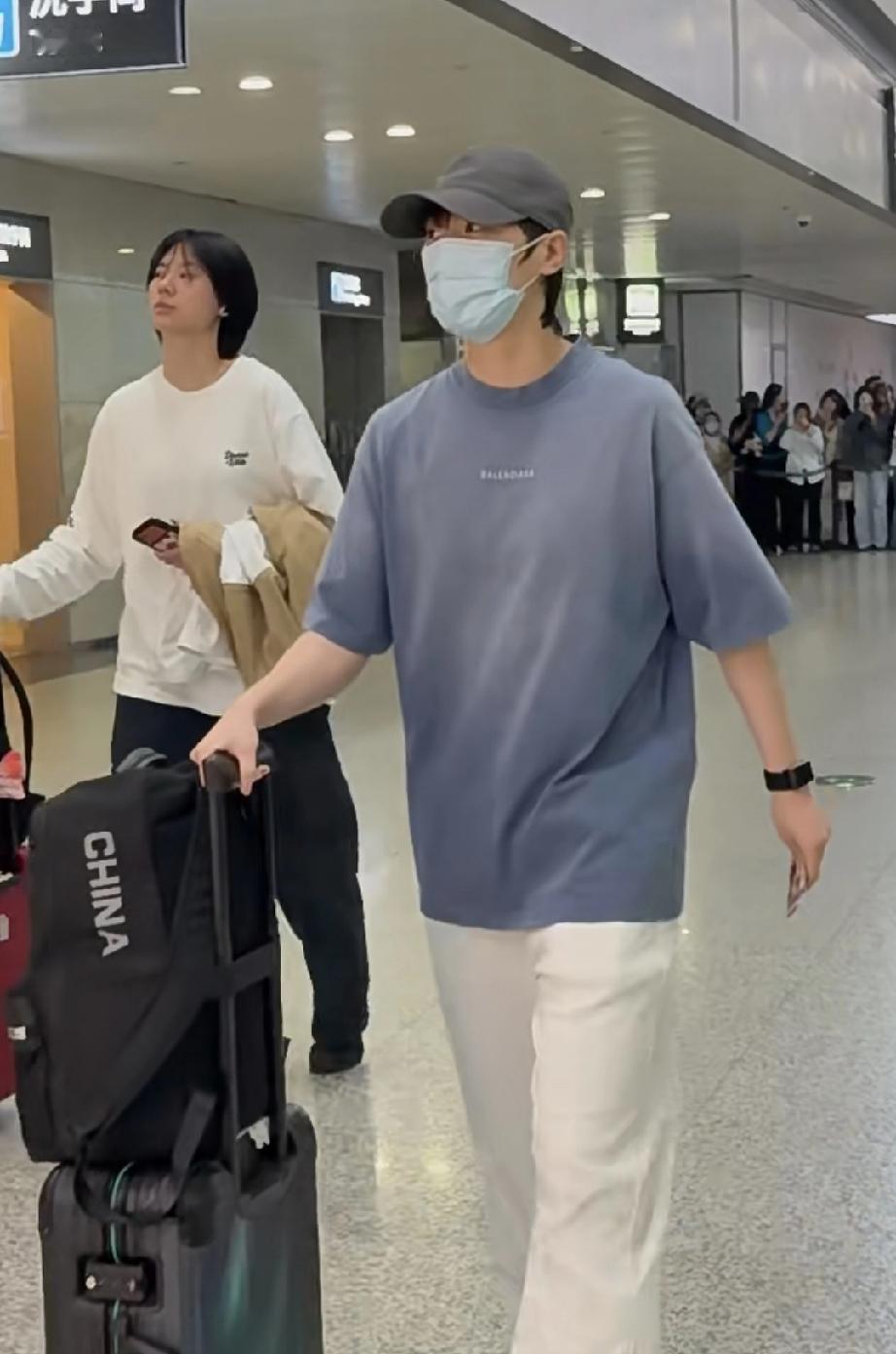 结束在成都国乒训练基地的封训，王曼昱今日与国乒团队一起从成都机场出发飞回北京。