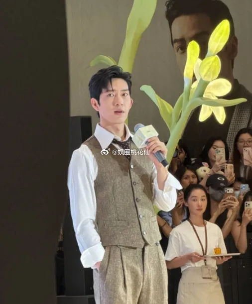 井柏然现身杭州隆基广场参加品牌活动，当天他身穿西服套装，内搭白衬衣，整个人帅的突