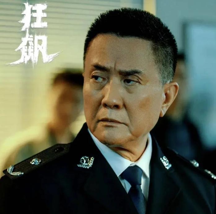 你能想象一位71岁的老戏骨，住在普通小区、拎着菜篮逛菜市场，却被网友捧为“叔圈顶