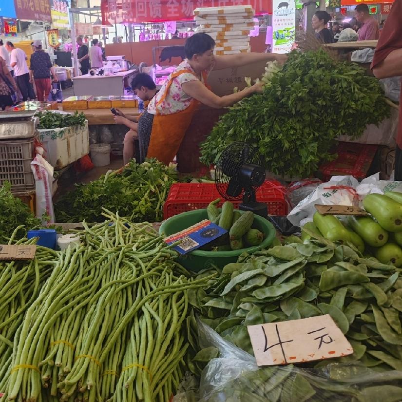 今天上午来到在九江路早市，先是在海鲜区这边转了一下，然后就来到了果蔬区。
看了一