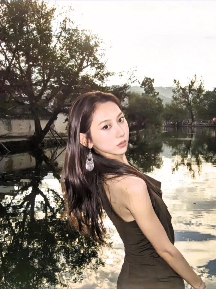 上联：湖岸林静等友归
下联：溪畔云闲候客来