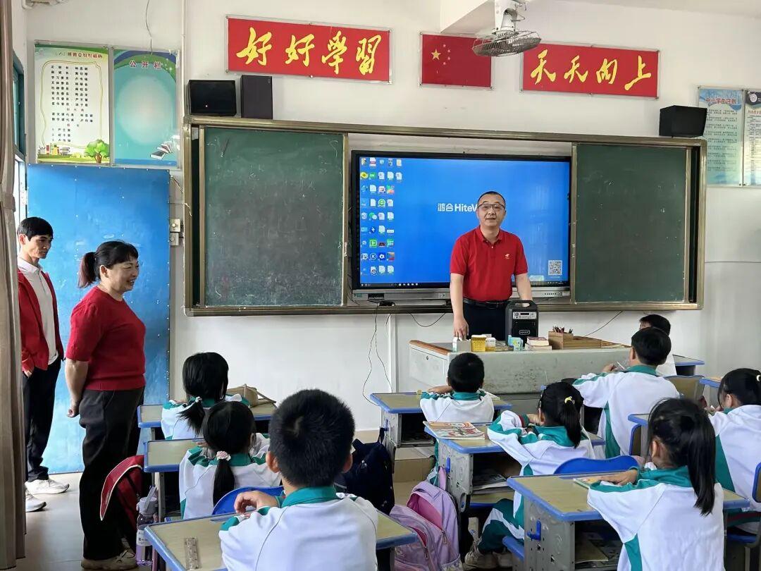 琼海市文市学校谢世琴老师职业生涯最后一堂课活动暨荣休仪式
​         3