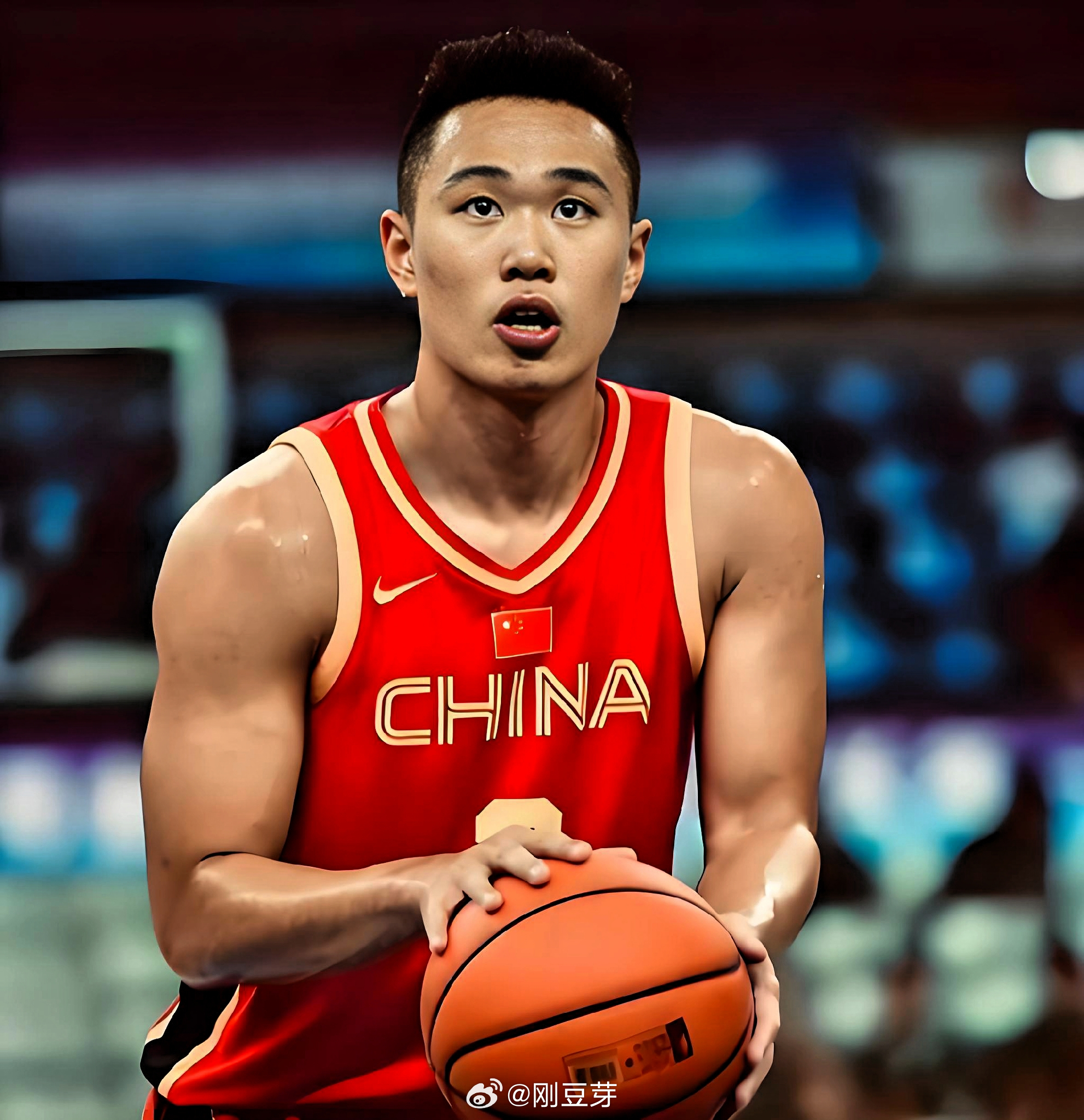 中国男篮 贺希宁的可怕远不止投篮那么准！不知道大家发现没有，在场上贺希宁不管球进